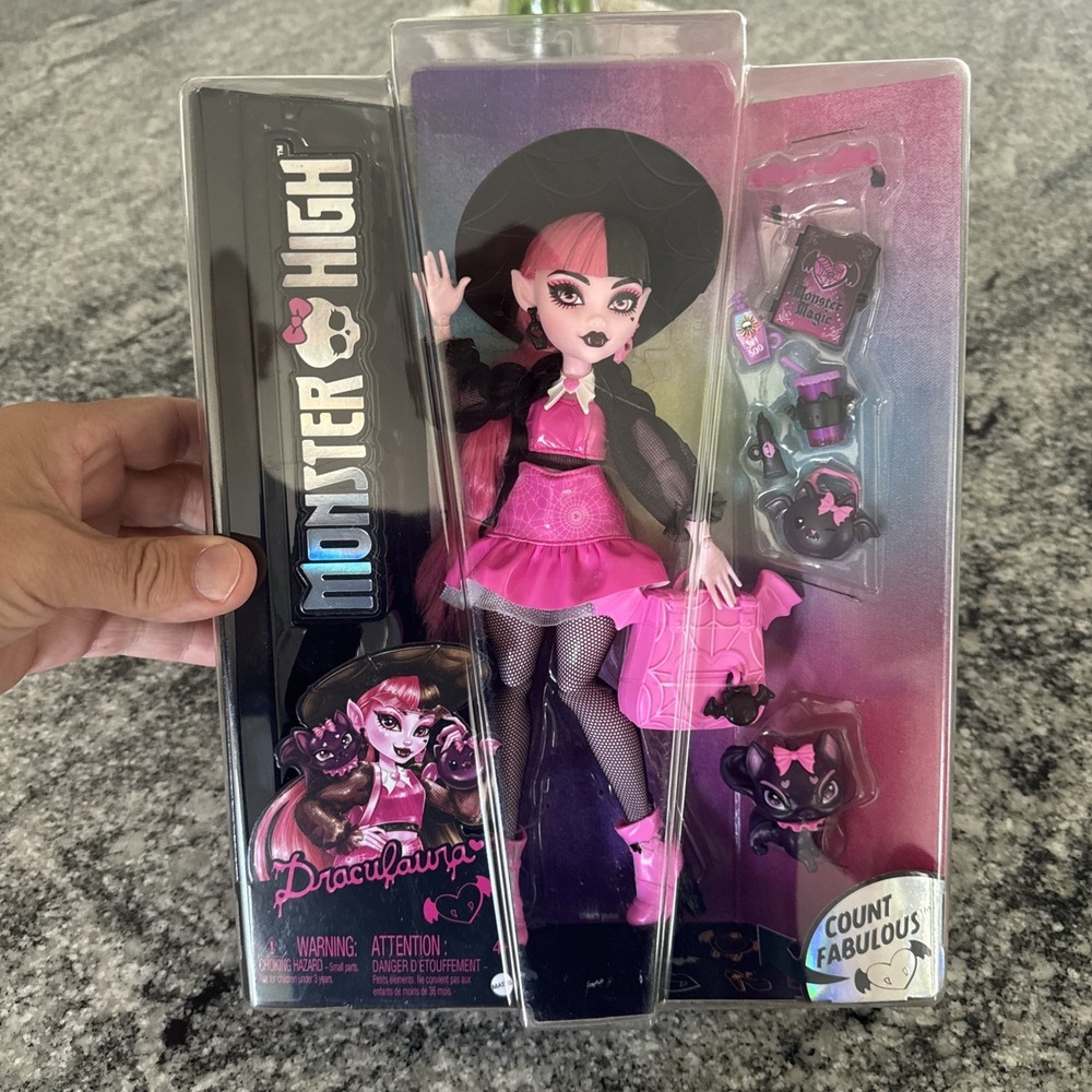 New Monster High Draculaura Doll with Pet Bat-Cat Count Fabulous and Accessories